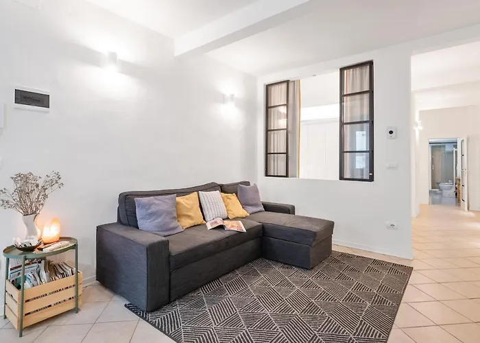 Guesthost - Mercato Modern Flat Apartment Florence